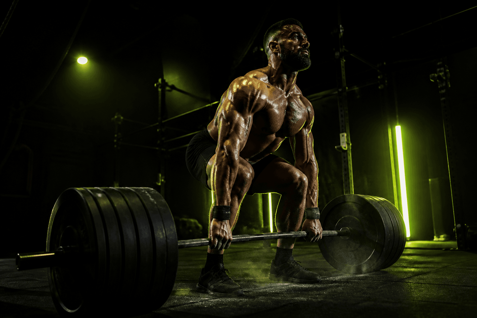 Tmavé fitness studio, těžký trénink